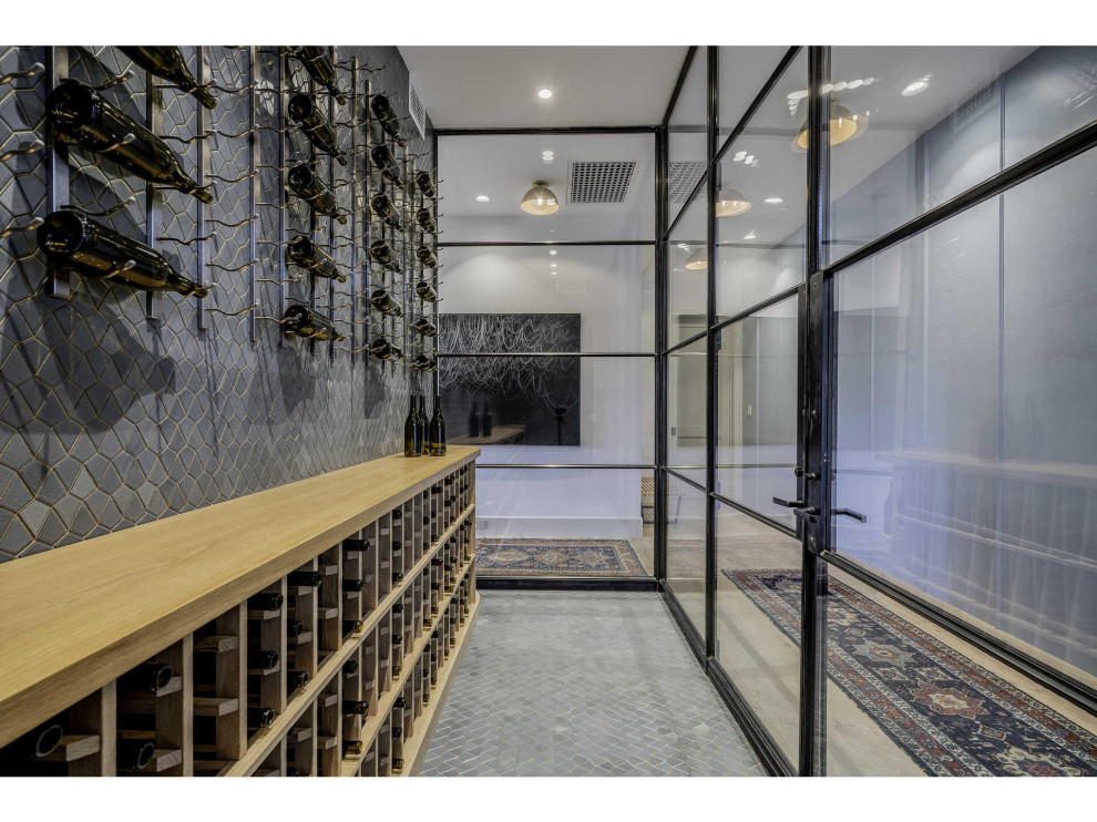 Réalisation d'une cave à vin design de taille moyenne avec un sol en marbre, des casiers et un sol gris.