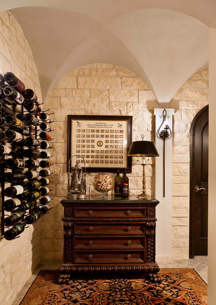 Idées déco pour une cave à vin méditerranéenne avec des casiers.