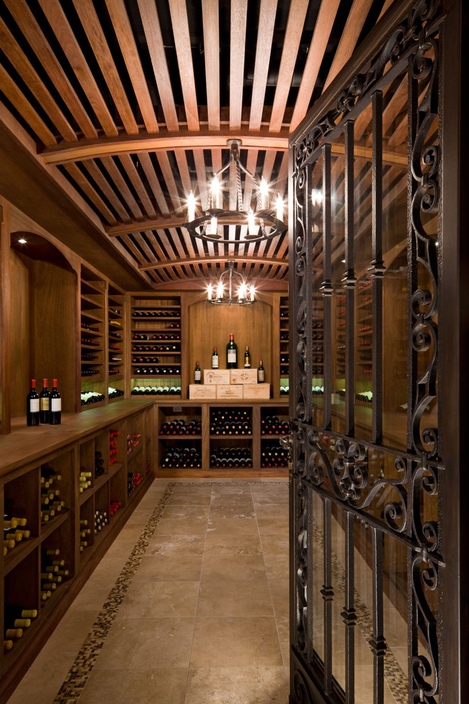 Cette photo montre une grande cave à vin chic avec des casiers.