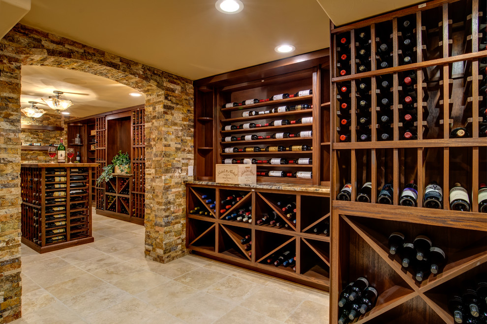 Cette photo montre une cave à vin chic de taille moyenne avec des casiers losange.