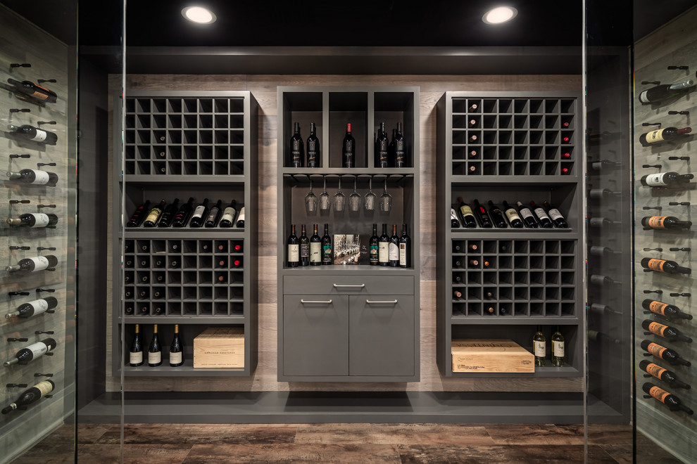 Idée de décoration pour une cave à vin design avec des casiers et un sol marron.