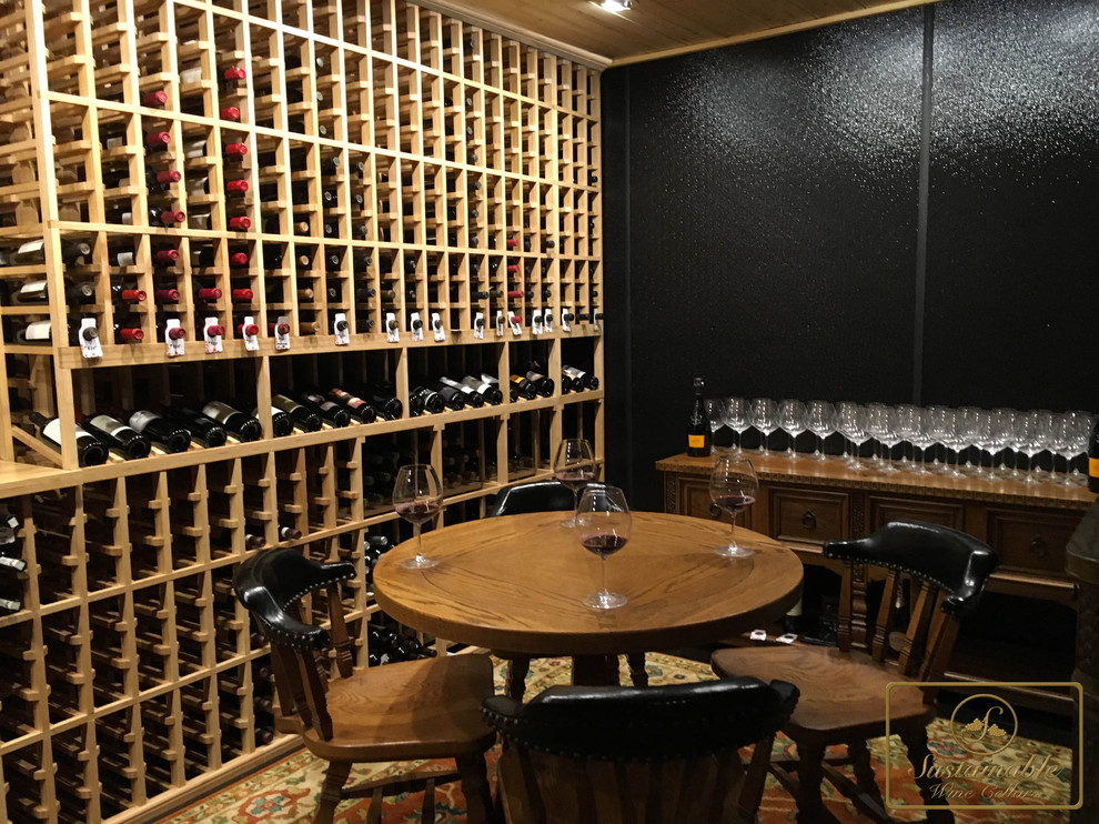 Großer Klassischer Weinkeller mit waagerechter Lagerung in San Diego