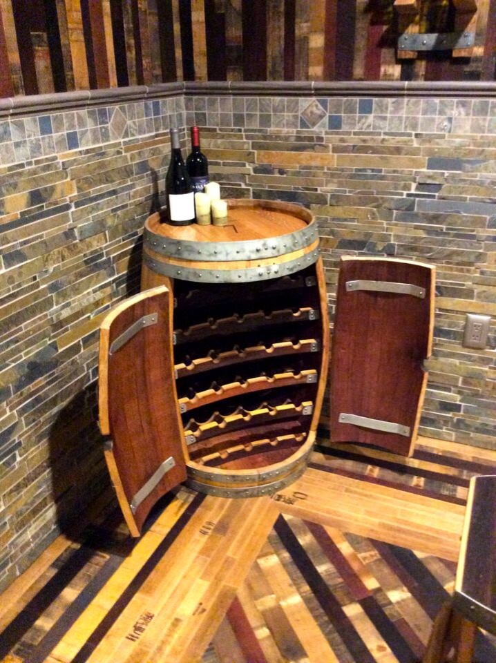 Foto på en liten vintage vinkällare, med mellanmörkt trägolv, vinhyllor och brunt golv