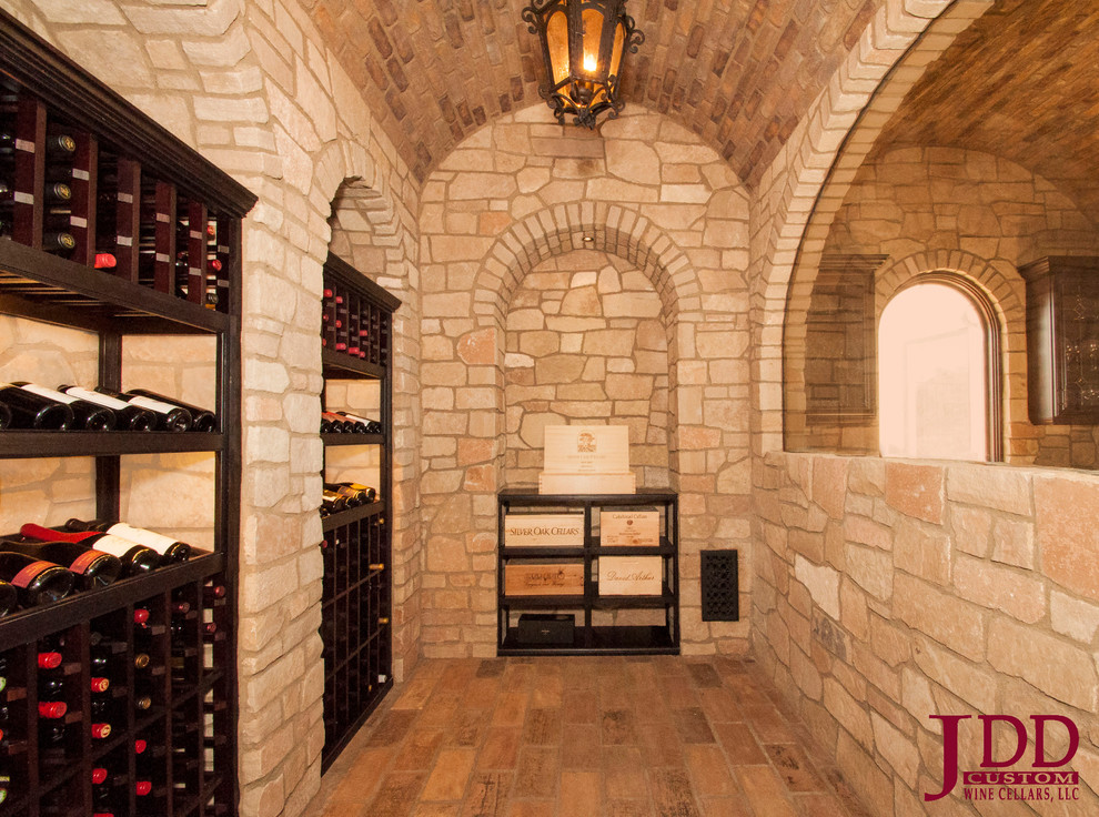 Idées déco pour une cave à vin classique de taille moyenne avec un sol en travertin et un présentoir.