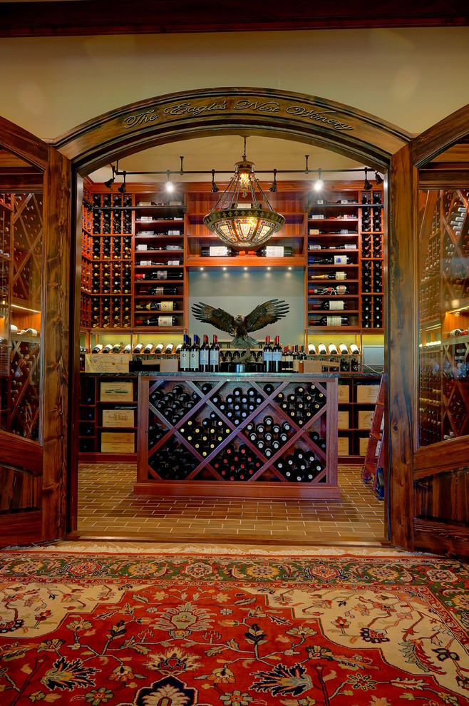 Exempel på en klassisk vinkällare, med tegelgolv, vinställ med diagonal vinförvaring och brunt golv