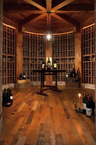 Aménagement d'une cave à vin classique avec un sol orange.