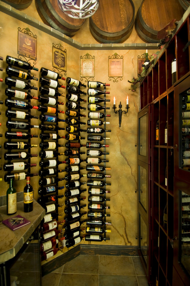 Exemple d'une petite cave à vin méditerranéenne avec des casiers.
