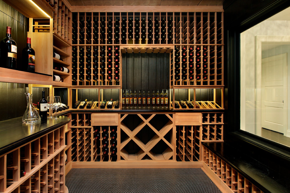 Klassischer Weinkeller mit Kammern und schwarzem Boden in Chicago