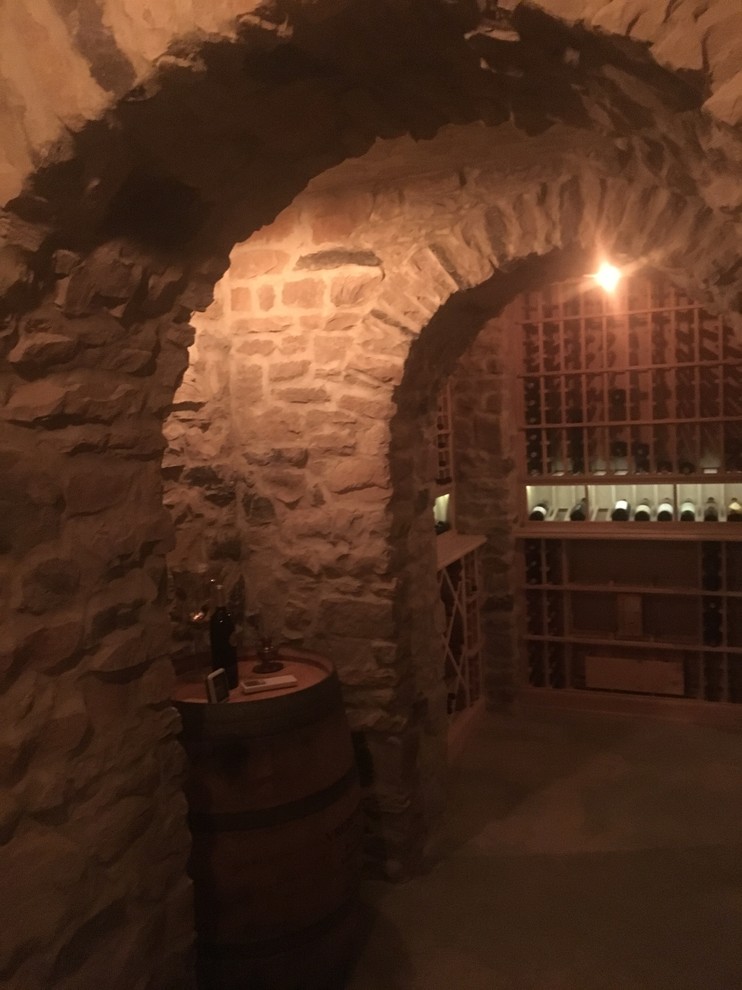 Großer Klassischer Weinkeller mit Betonboden, Kammern und grauem Boden in Cincinnati