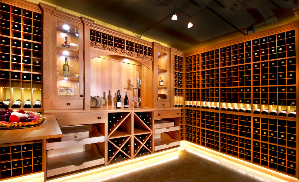 Idées déco pour une grande cave à vin classique avec sol en béton ciré et des casiers.