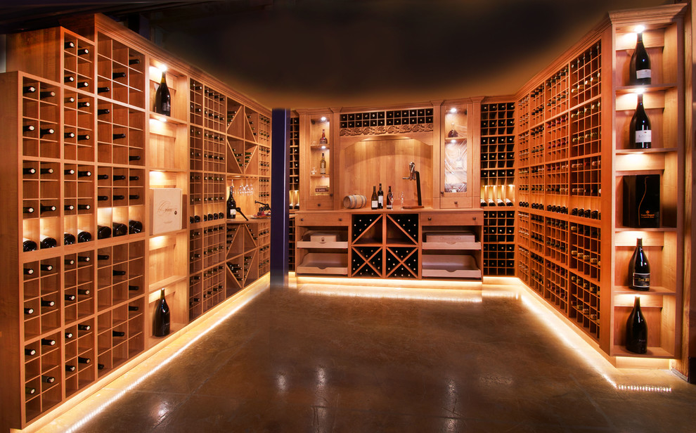 Inspiration för stora klassiska vinkällare, med betonggolv och vinhyllor