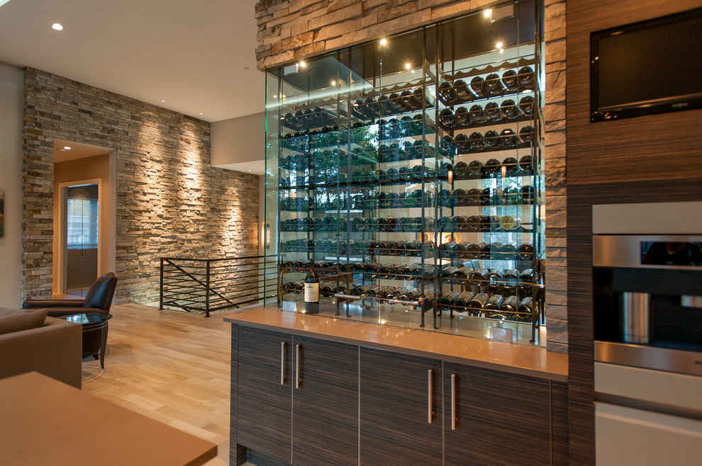 Aménagement d'une cave à vin contemporaine de taille moyenne avec parquet clair, des casiers et un sol beige.