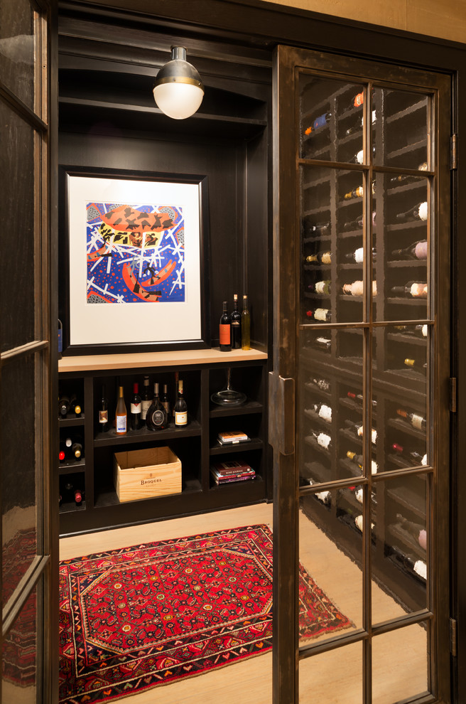 ミネアポリスにある中くらいなトランジショナルスタイルのおしゃれなワインセラー (ディスプレイラック、ベージュの床) の写真