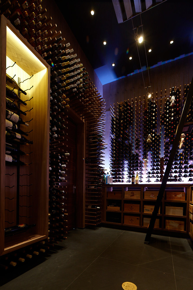 Cette photo montre une cave à vin tendance avec un présentoir.