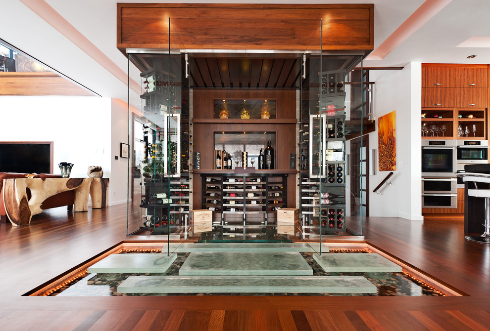 Moderner Weinkeller mit dunklem Holzboden und Kammern in Montreal