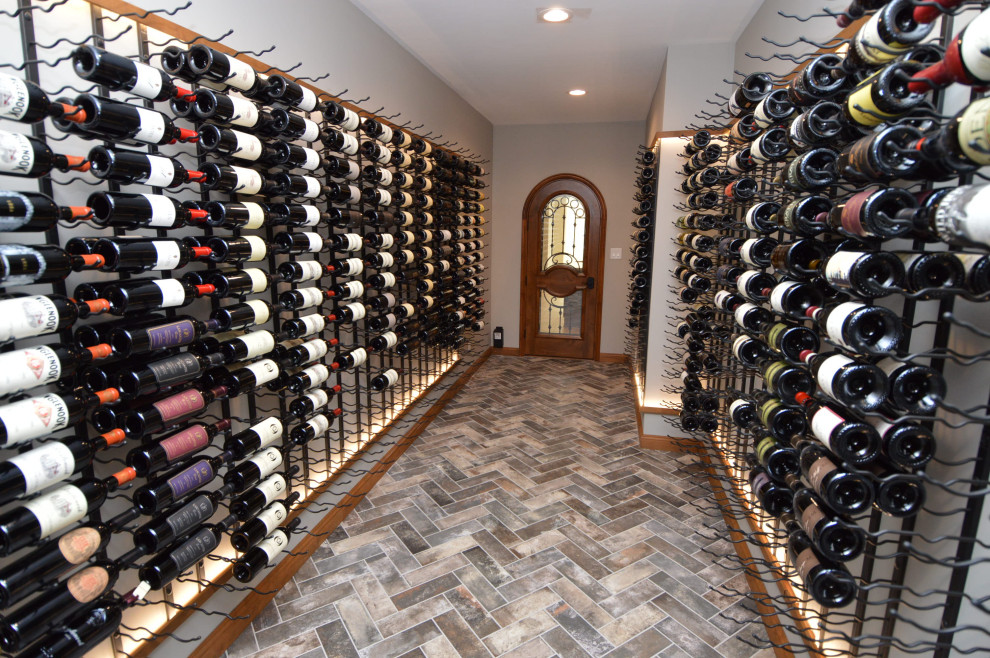 Aménagement d'une cave à vin contemporaine de taille moyenne avec des casiers.