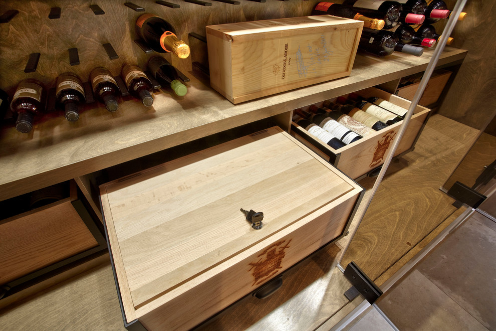Cette photo montre une cave à vin moderne de taille moyenne avec un présentoir.