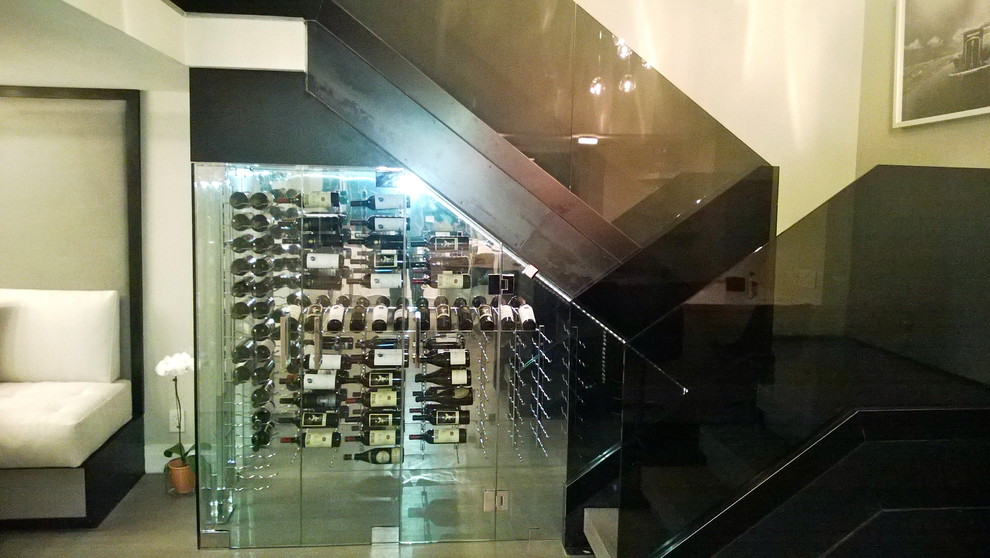 Exempel på en mellanstor modern vinkällare, med marmorgolv och vindisplay