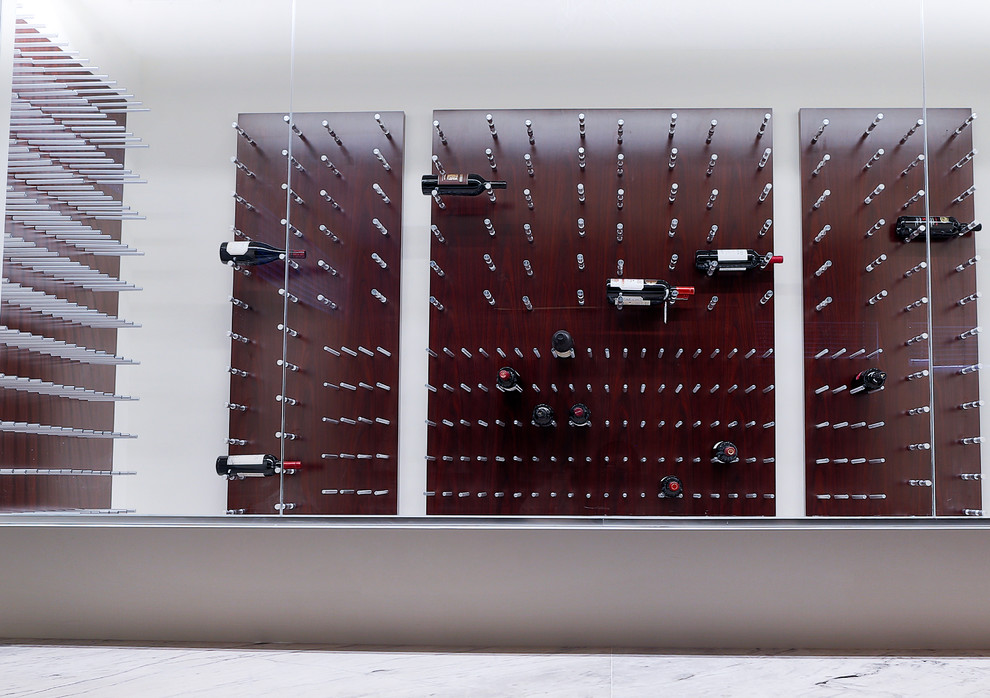 Cette photo montre une cave à vin tendance de taille moyenne avec un présentoir.