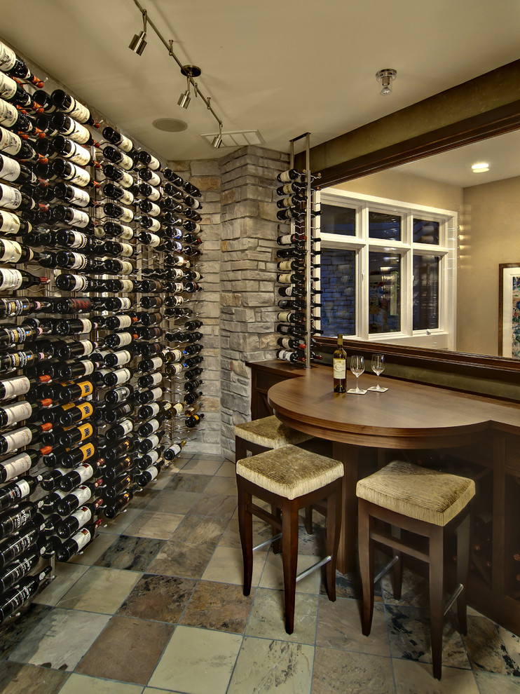 Ispirazione per una cantina tradizionale con portabottiglie a vista e pavimento multicolore