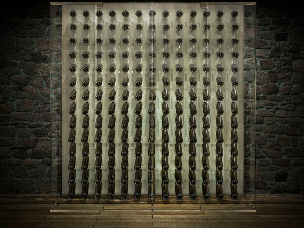 Cette image montre une cave à vin design de taille moyenne avec un présentoir, parquet peint et un sol marron.