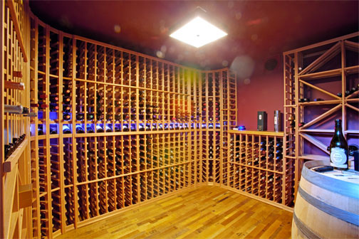 Aménagement d'une cave à vin classique.