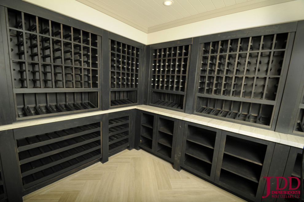 Cette photo montre une cave à vin nature de taille moyenne avec sol en béton ciré et des casiers.