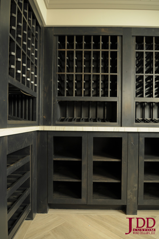 Idées déco pour une cave à vin campagne de taille moyenne avec sol en béton ciré et des casiers.