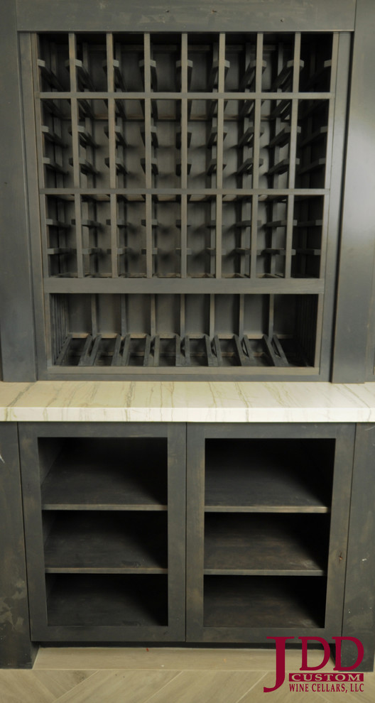 Inspiration pour une cave à vin rustique de taille moyenne avec sol en béton ciré et des casiers.