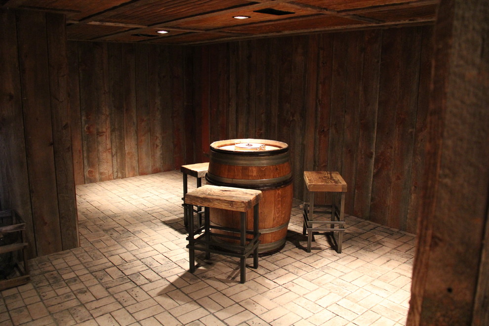 Réalisation d'une grande cave à vin chalet avec un sol en brique et un sol beige.