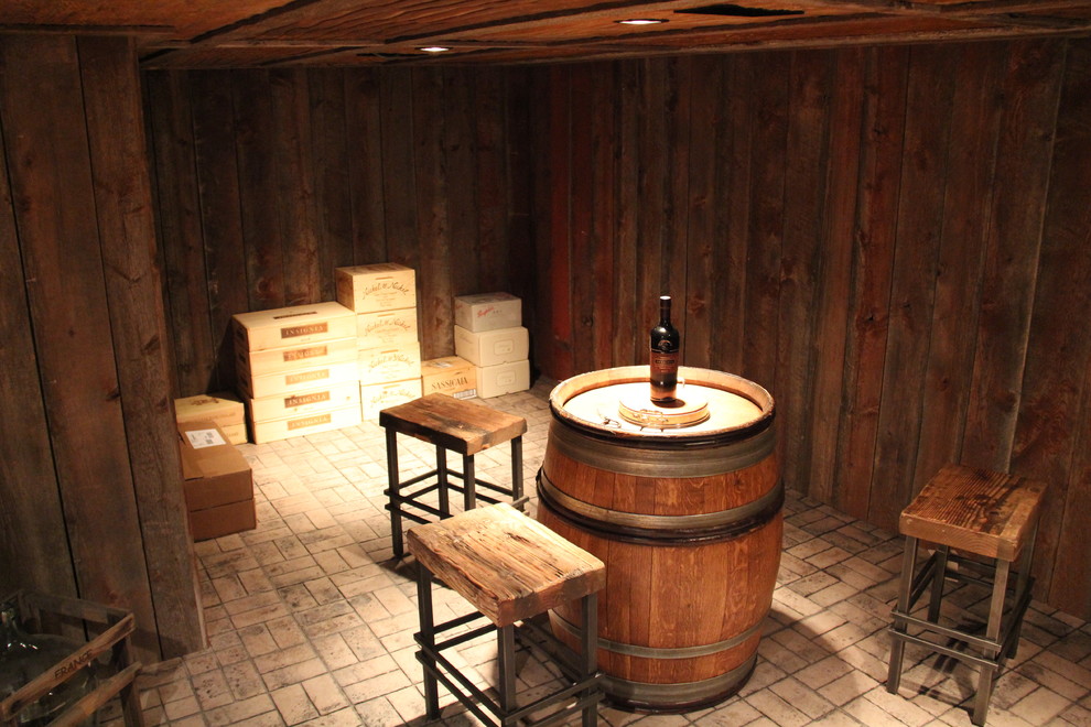 Idéer för att renovera en stor rustik vinkällare, med tegelgolv och beiget golv