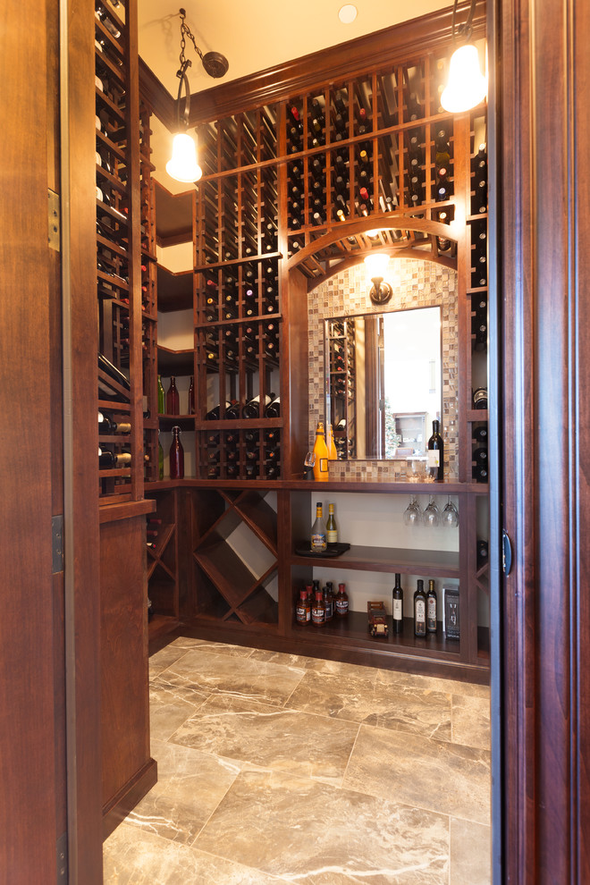 Idée de décoration pour une grande cave à vin tradition avec un sol en bois brun et des casiers losange.