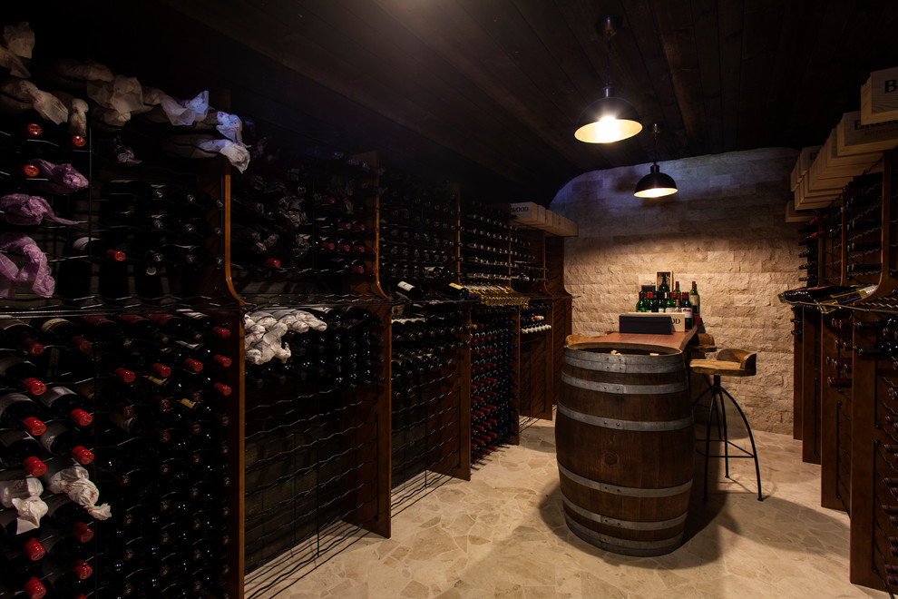 Idée de décoration pour une cave à vin méditerranéenne avec un sol en ardoise et des casiers.