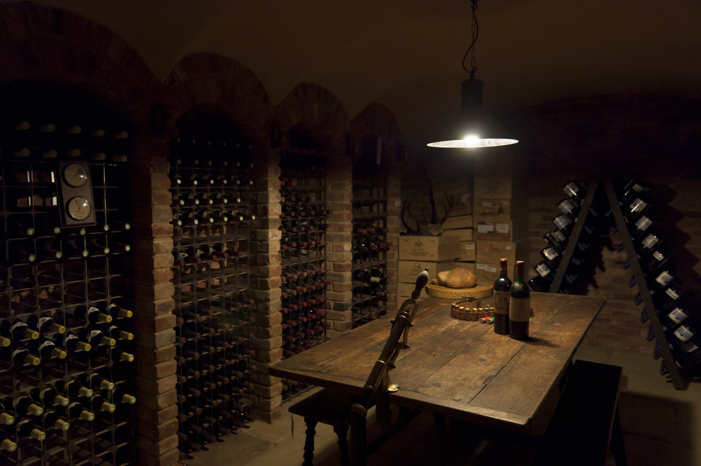 Idéer för en mycket stor klassisk vinkällare, med klinkergolv i terrakotta och vinhyllor