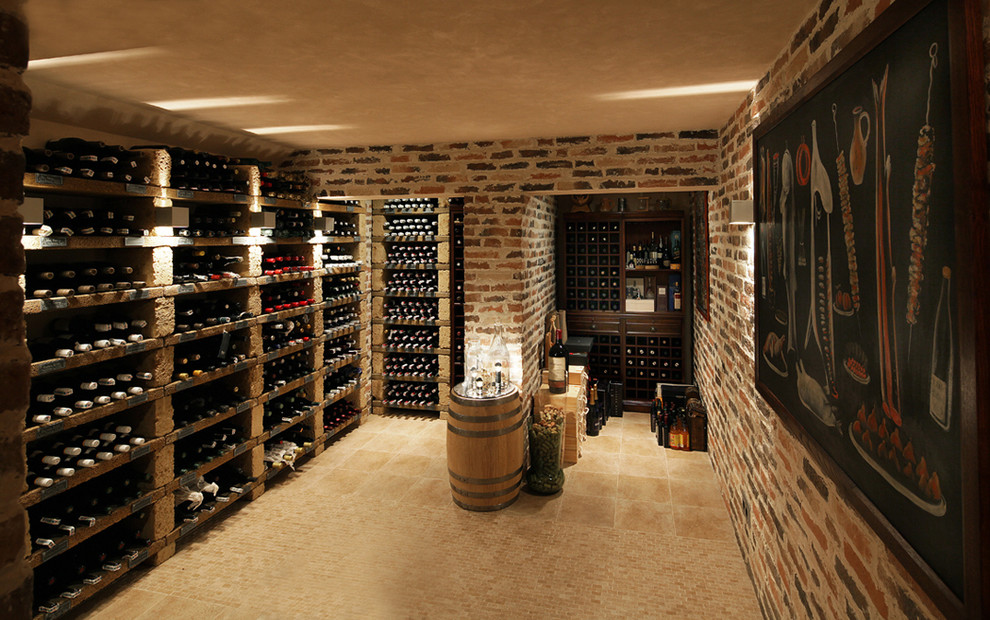 Exemple d'une grande cave à vin industrielle avec des casiers.