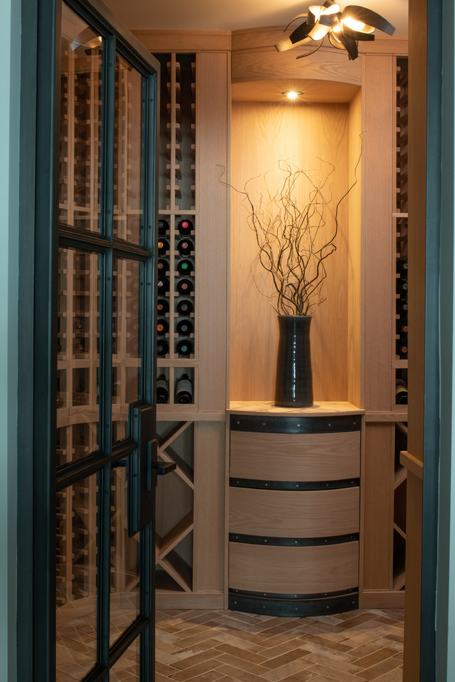 Idéer för att renovera en mellanstor vintage vinkällare, med travertin golv, vinhyllor och brunt golv