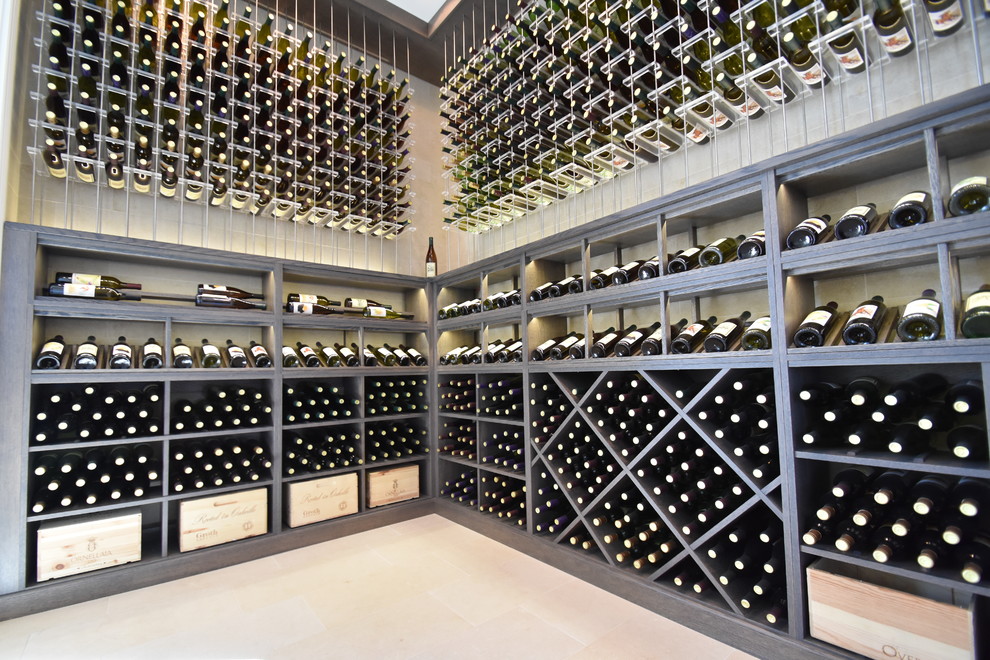 Großer Moderner Weinkeller mit Porzellan-Bodenfliesen und waagerechter Lagerung in Orange County
