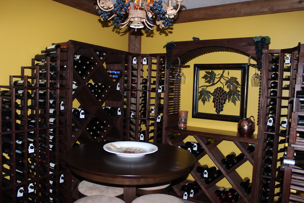 Réalisation d'une cave à vin tradition de taille moyenne avec un présentoir.