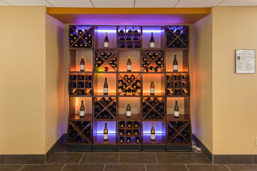 Idée de décoration pour une cave à vin design de taille moyenne avec des casiers losange.