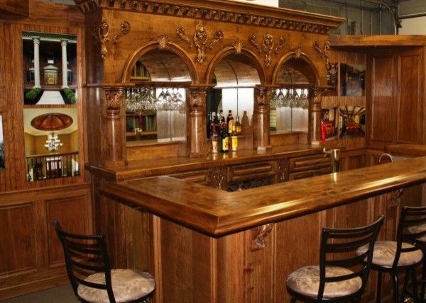 Example of a classic home bar design in Cincinnati