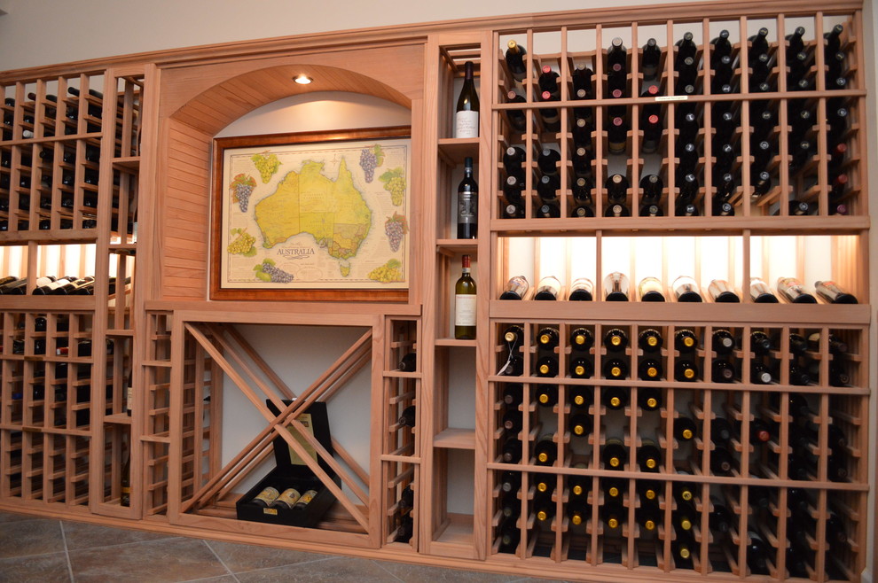 Aménagement d'une cave à vin craftsman de taille moyenne avec un sol en carrelage de céramique, des casiers et un sol beige.
