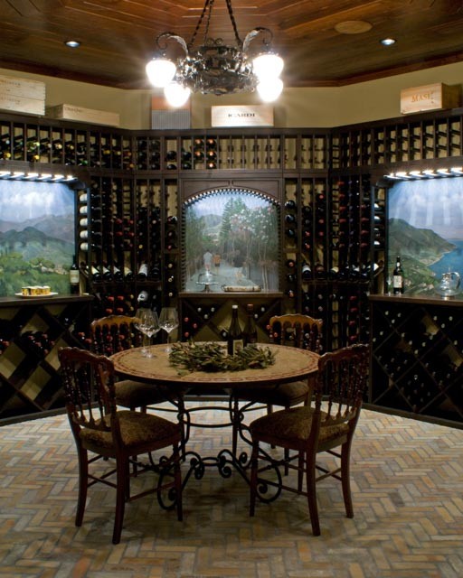 Cette image montre une grande cave à vin traditionnelle avec un sol en brique, des casiers et un sol multicolore.