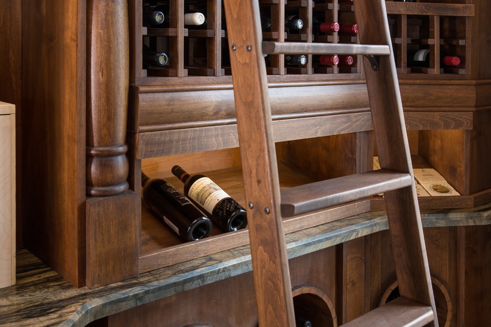Inspiration för en stor vintage vinkällare, med tegelgolv och vinhyllor