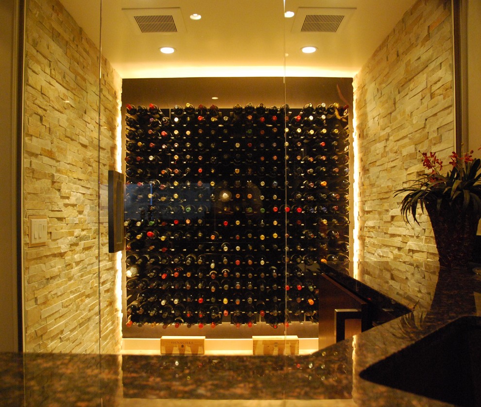 Idée de décoration pour une grande cave à vin minimaliste avec un sol en travertin et un présentoir.
