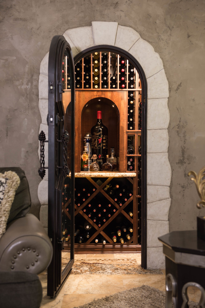 Источник вдохновения для домашнего уюта: винный погреб среднего размера в классическом стиле с полом из керамической плитки и витринами