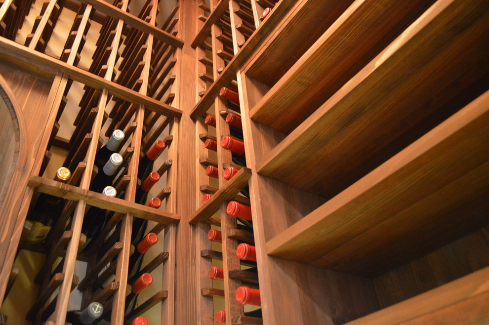 Cette image montre une cave à vin rustique de taille moyenne avec un présentoir.