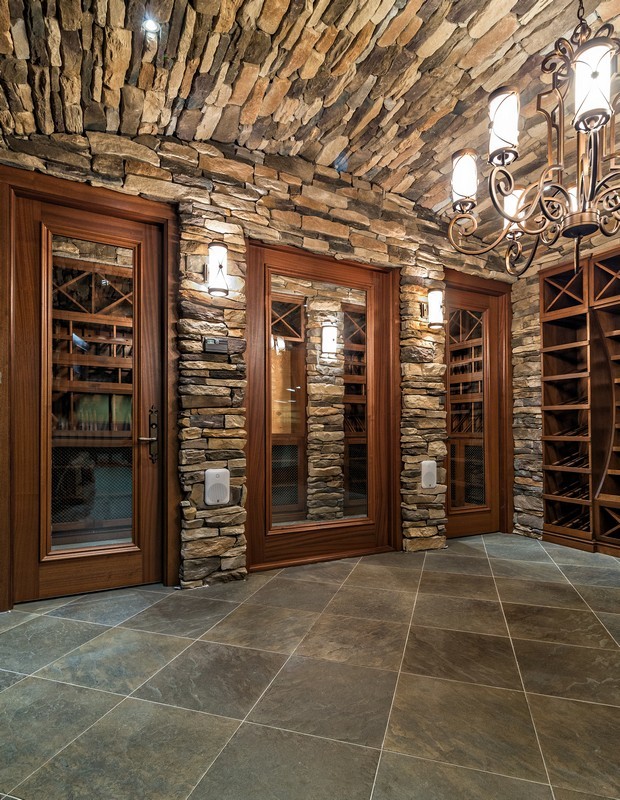 Immagine di una cantina chic