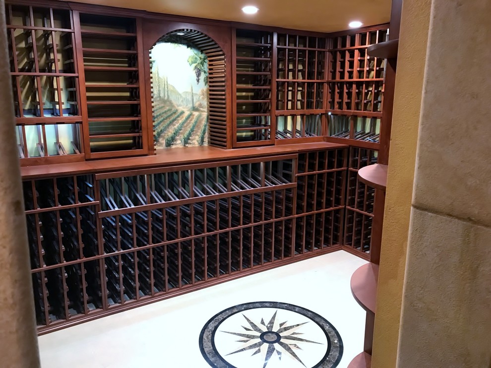 Exemple d'une cave à vin chic de taille moyenne avec des casiers.
