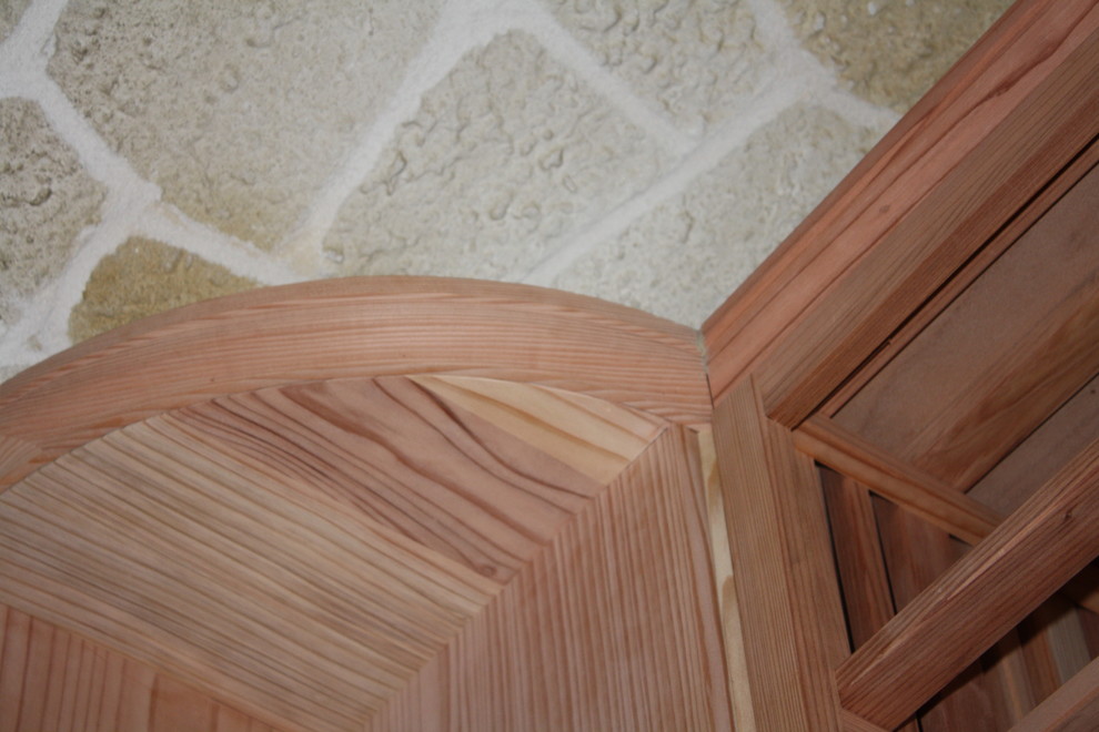 Esempio di una piccola cantina tradizionale con pavimento in legno massello medio
