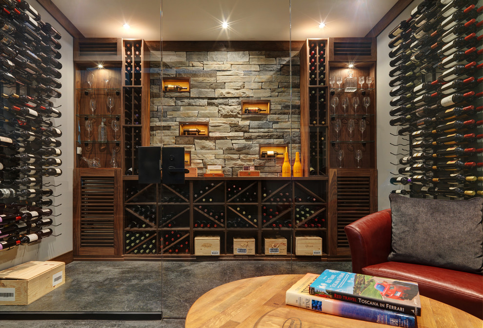 Exempel på en mellanstor klassisk vinkällare, med vinhyllor, betonggolv och grått golv